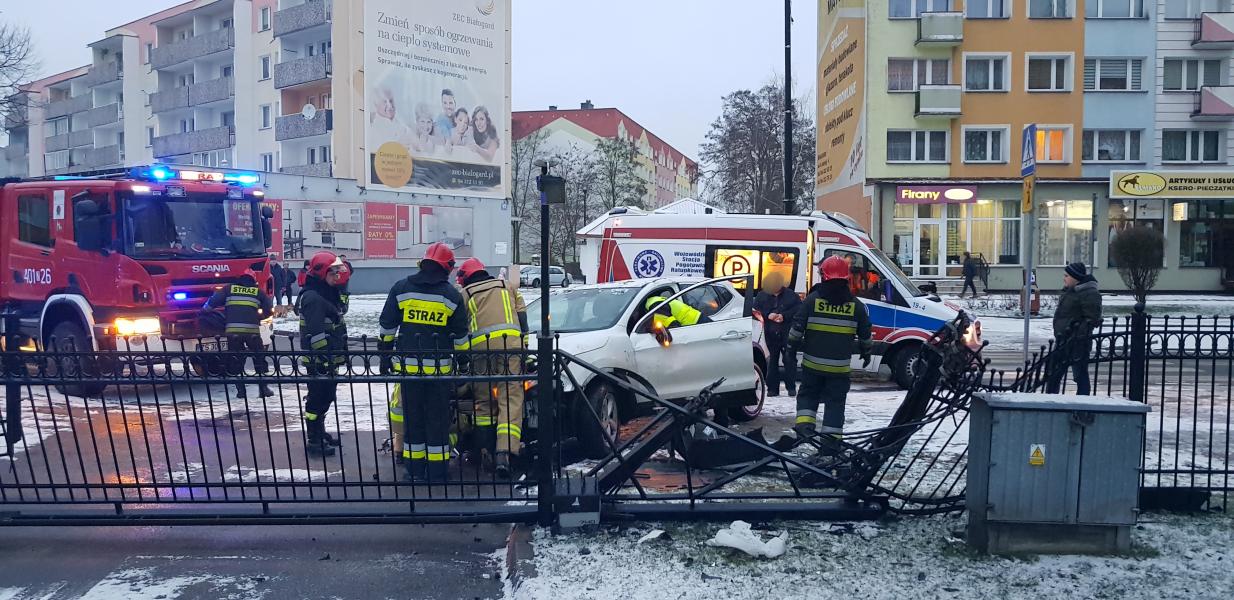 Dachowanie w centrum Białogardu - Nissan uderzył w ogrodzenie. 