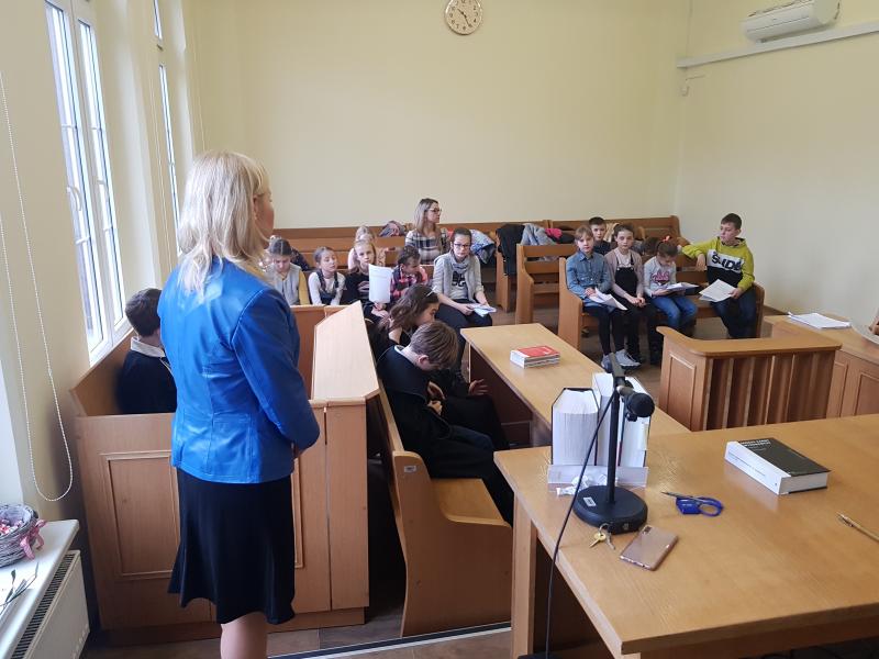 Dzień Edukacji Prawnej - dzieci z Białogardu wzięły udział w symulacji rozprawy sądowej. ZDJĘCIA