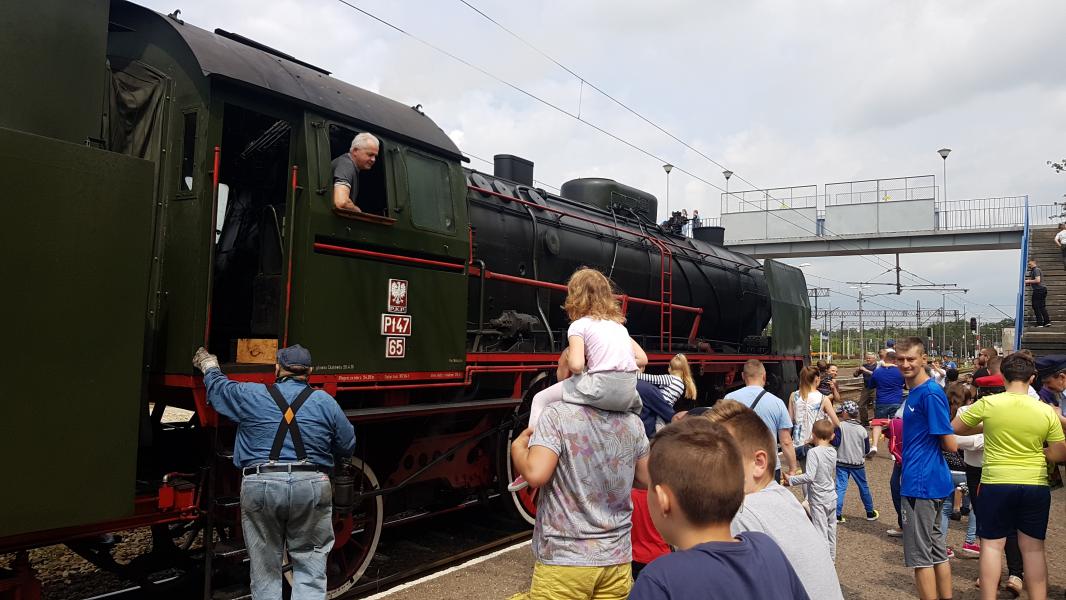Przejazd pociągu PIRAT przez Białogard - Międzynarodowy Dzień Dziecka. 