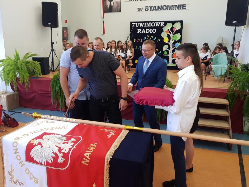 Szkoła podstawowa w Stanominie ma już swojego patrona! Fotorelacja z uroczystości. 