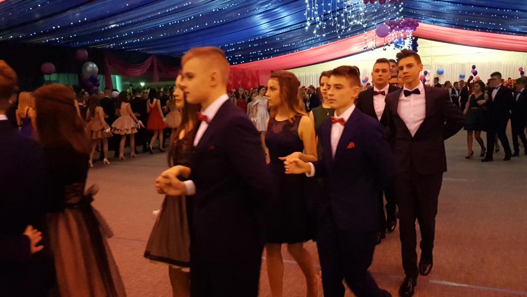 Bal Szkolny 2019 - szkolna zabawa i Polonez w wykonaniu klas gimnazjalnych.  Duża porcja zdjęć z tego wydarzenia! 