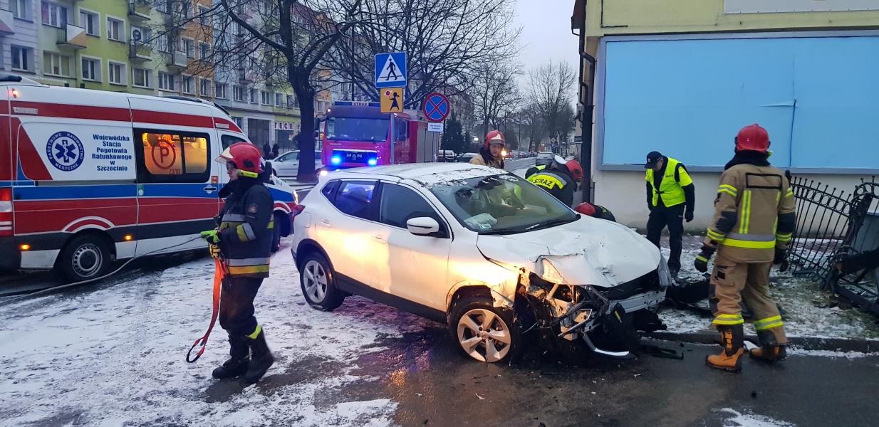 Dachowanie w centrum Białogardu - Nissan uderzył w ogrodzenie. 