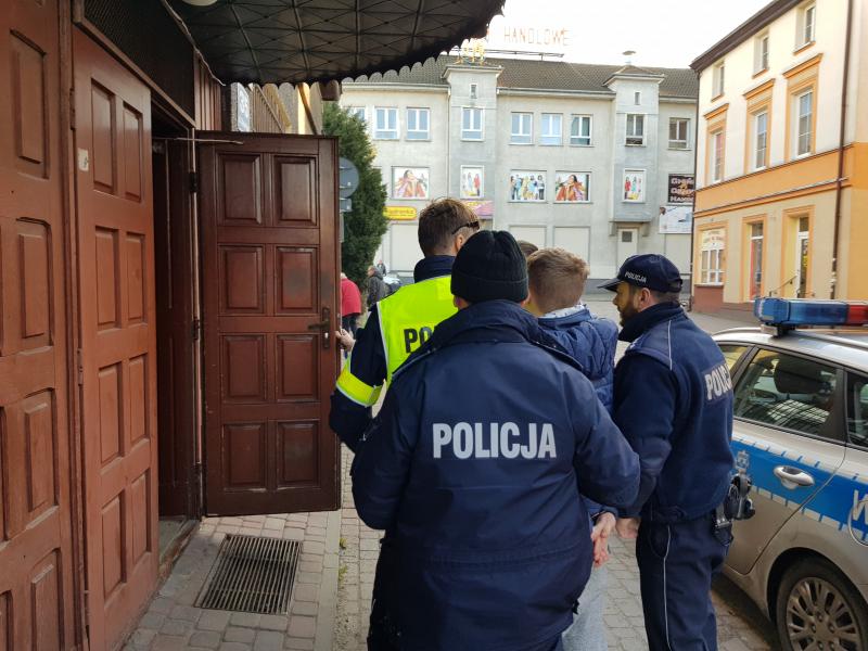 Policyjny pościg w centrum Białogardu! Dwóch mężczyzn trafiło do aresztu. 