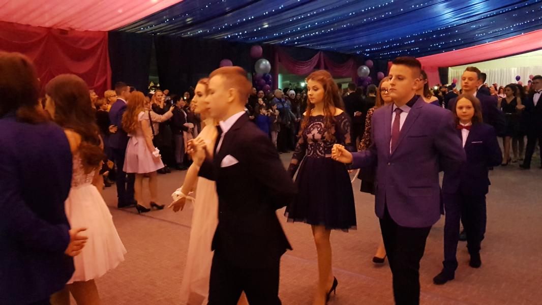 Bal Szkolny 2019 - szkolna zabawa i Polonez w wykonaniu klas gimnazjalnych.  Duża porcja zdjęć z tego wydarzenia! 