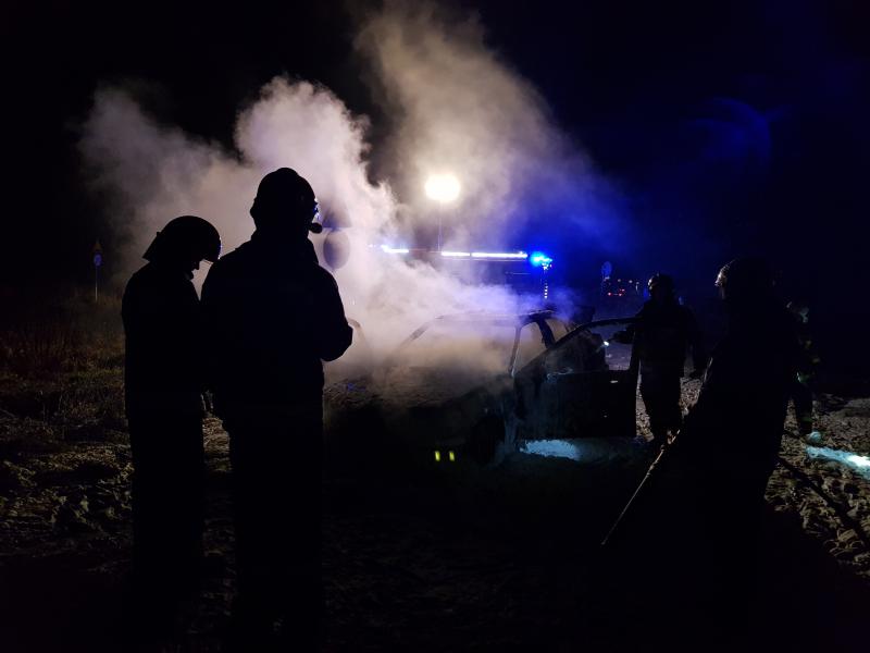 Auto błyskawicznie stanęło w płomieniach.  
