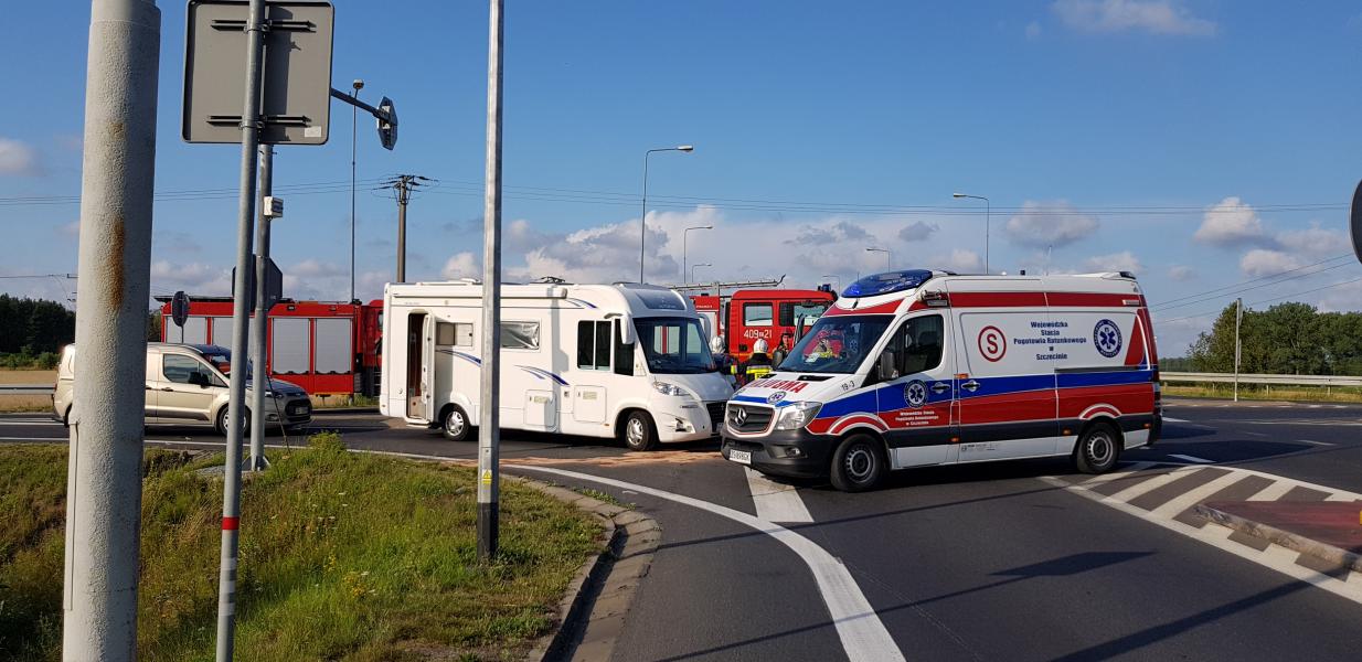 Wypadek na obwodnicy Karlina - zderzenie trzech pojazdów. W akcji śmigłowiec LPR.  