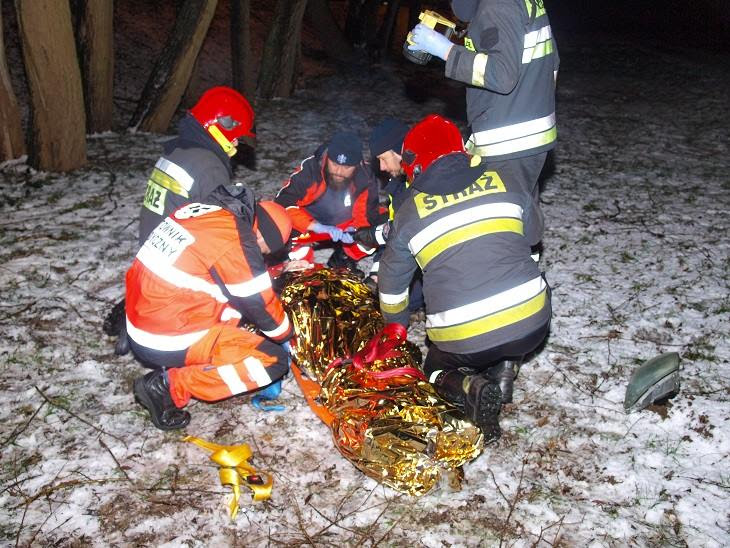 Poważny wypadek. Auto wypadło z drogi i uderzyło w drzewo.