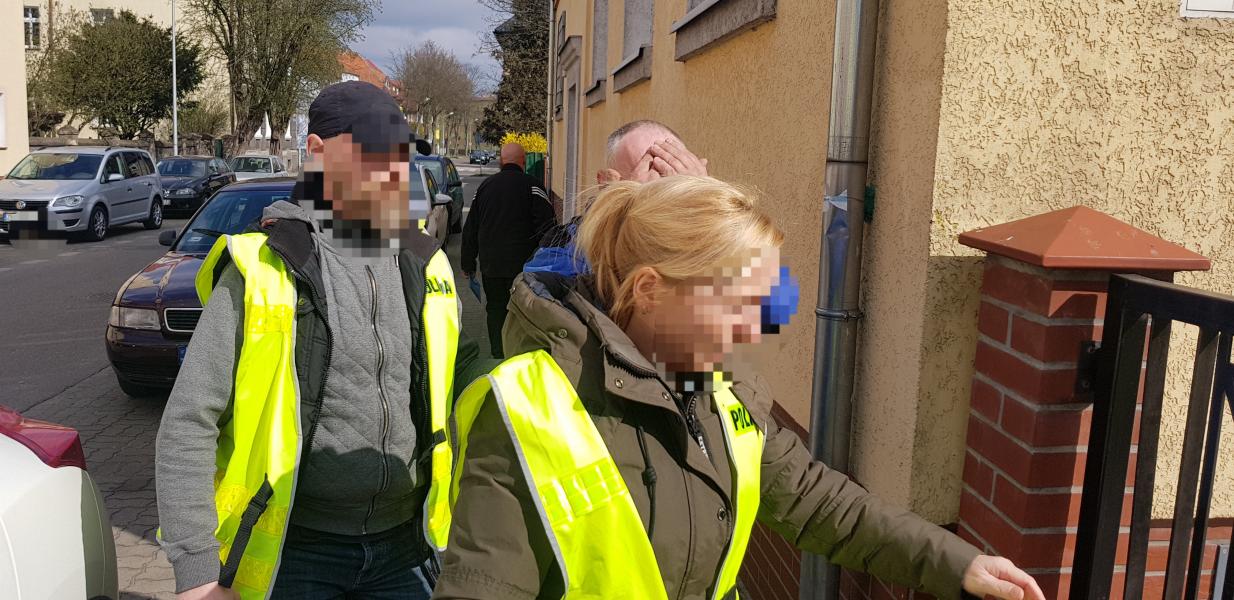 Bestialsko zamordował dwa psy i próbował je spalić w piecu! 50 latek usłyszał zarzut! 