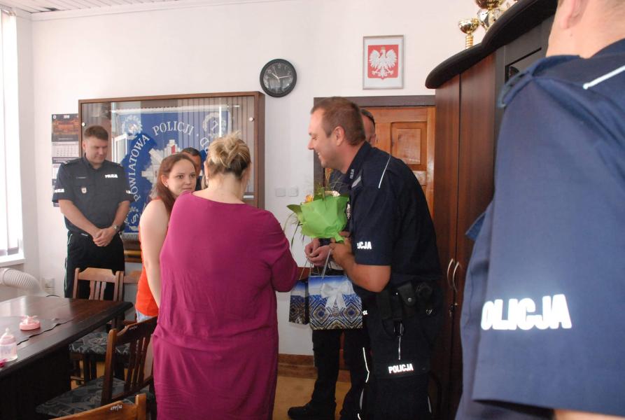 Wzruszające spotkanie! Mama maluszka podziękowała dzielnym mundurowym.