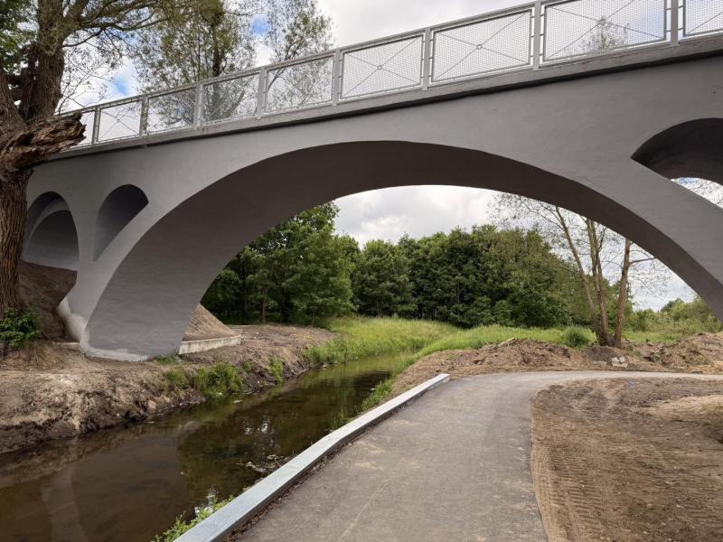 Nowa trasa rowerowa na dawnym nasypie kolejki wąskotorowej prawie gotowa