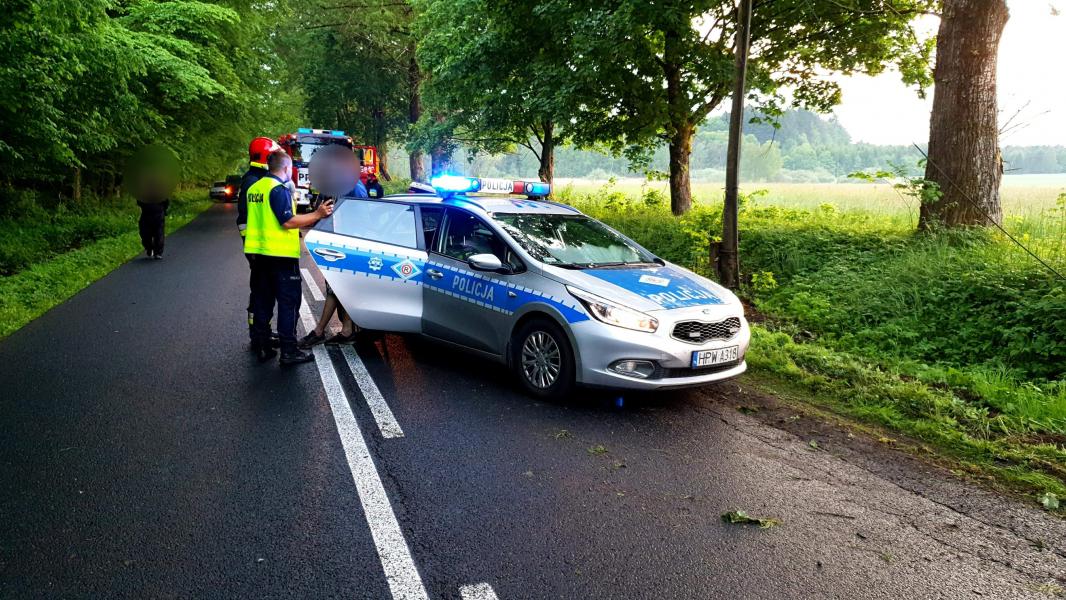 Dachowanie pod Tychowem  - kierowca BMW zbiegł z miejsca zdarzenia! 