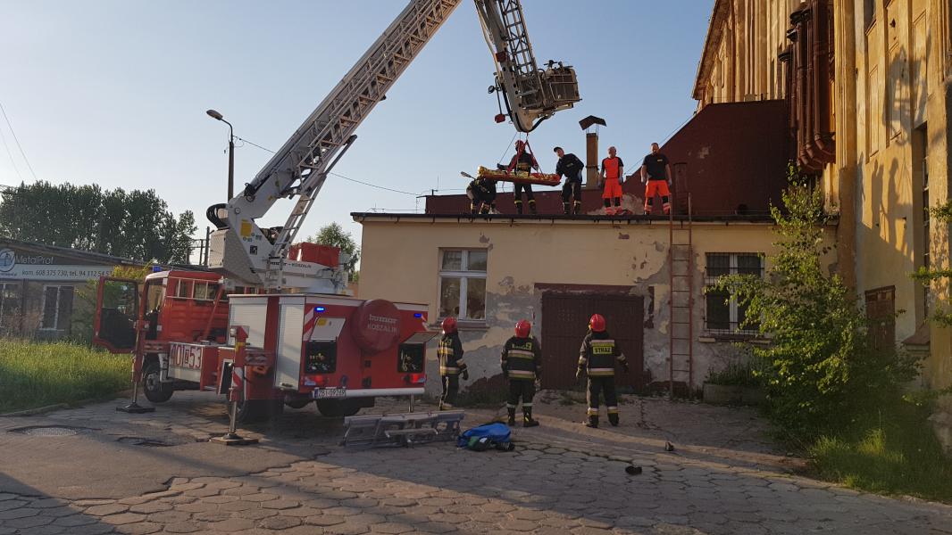 PILNE! Wypadek na dachu mógł zakończyć się tragedią!