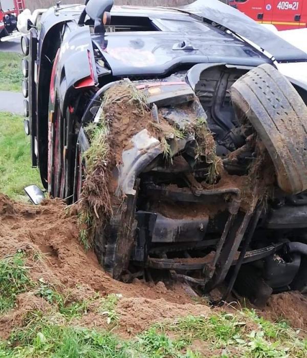 Wypadek pod Karlinem - przewrócił się Tir! 