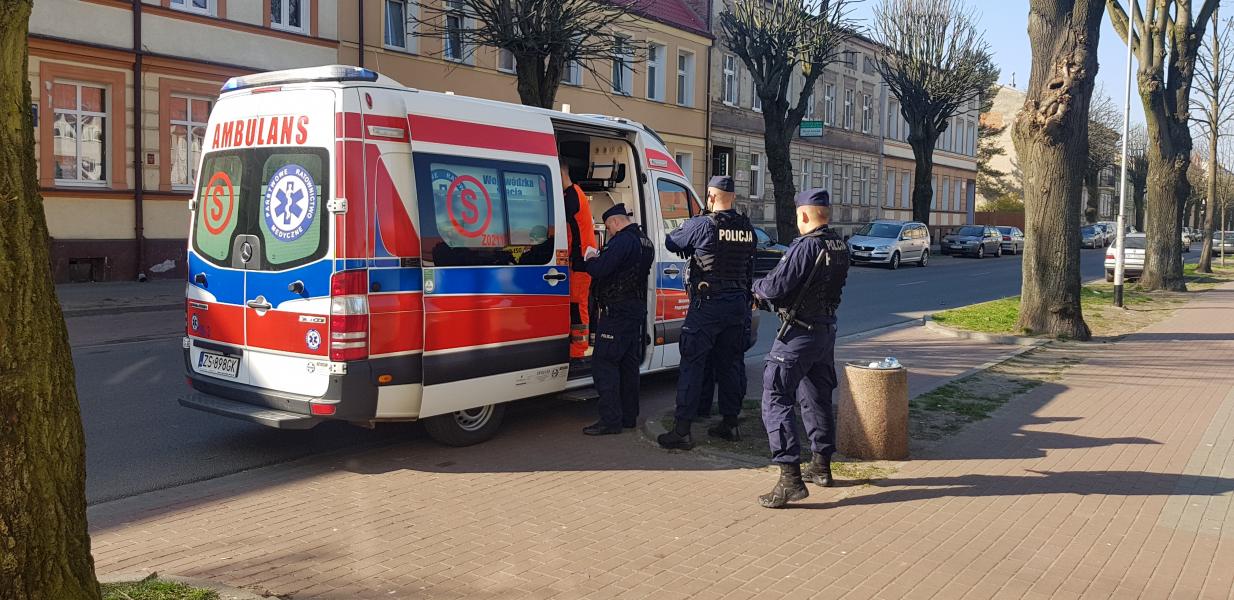 Mężczyzna poważnie ugodzony nożem podczas libacji alkoholowej! Trafił do szpitala. 
