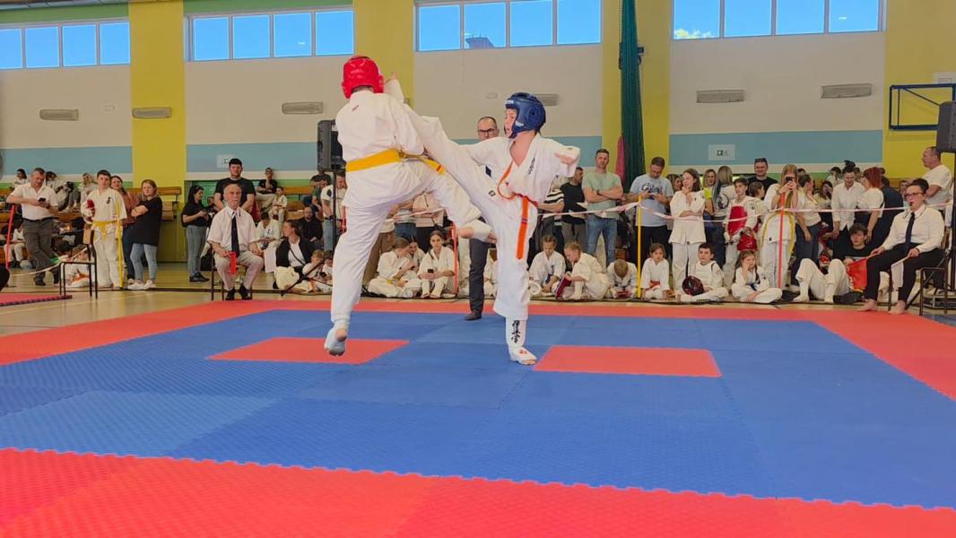 Białogardzcy karatecy z 11 medalami.