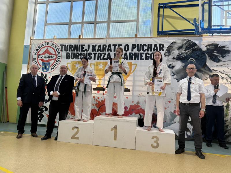 Białogardzcy karatecy z 11 medalami.