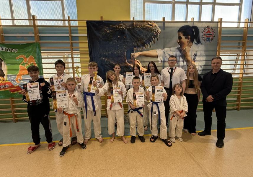 Białogardzcy karatecy z 11 medalami.