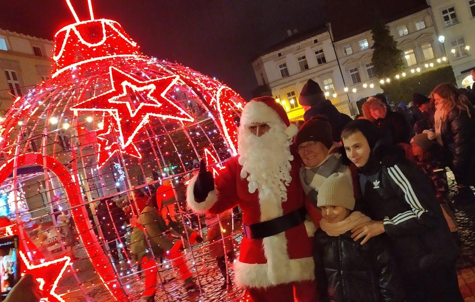 Tłumy na placu Wolności. Włączenie świątecznych iluminacji.