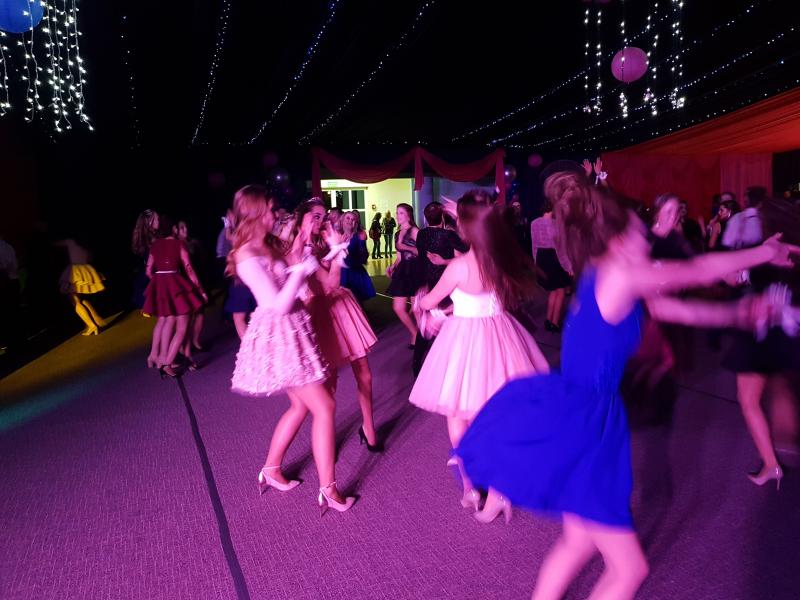 Bal Szkolny 2019 - szkolna zabawa i Polonez w wykonaniu klas gimnazjalnych.  Duża porcja zdjęć z tego wydarzenia! 