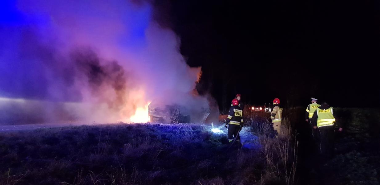 Pożar  samochodu na trasie Białogard  - Stanomino.  Mercedes spłonął doszczętnie.