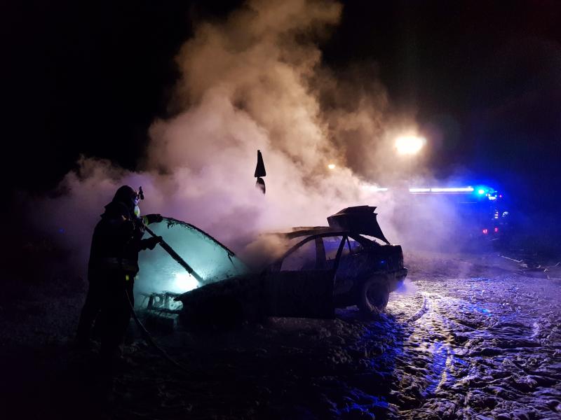 Auto błyskawicznie stanęło w płomieniach.  