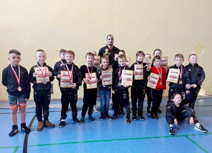 Młodzi zapaśnicy z sukcesami podczas turnieju.