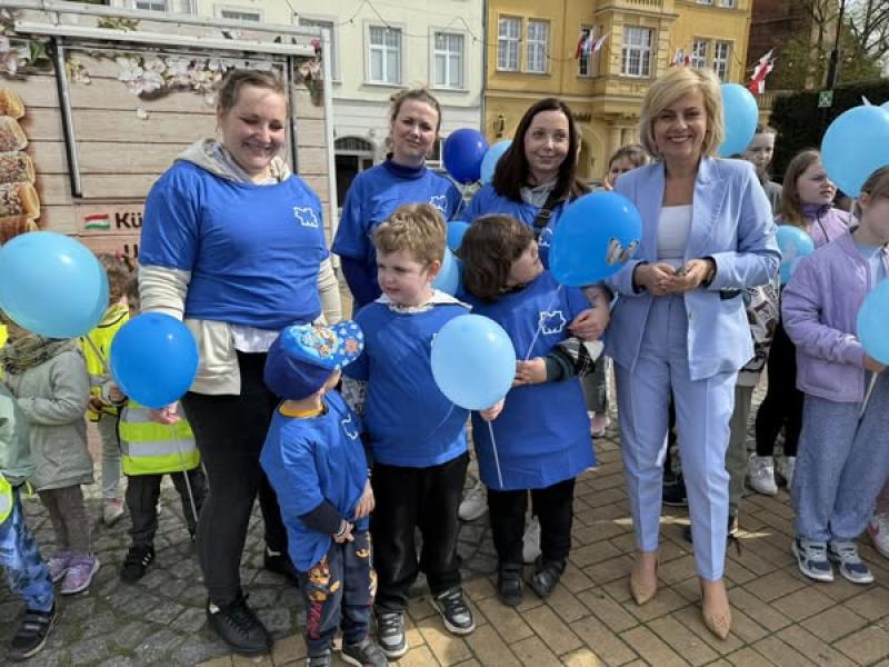 Marsz dla Autyzmu – Białogard w niebieskich barwach świadomości