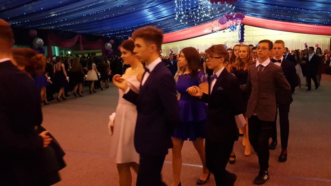 Bal Szkolny 2019 - szkolna zabawa i Polonez w wykonaniu klas gimnazjalnych.  Duża porcja zdjęć z tego wydarzenia! 