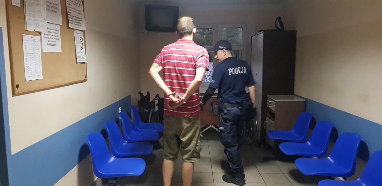 Uciekał przed policją  - rozbił auto i wpadł.