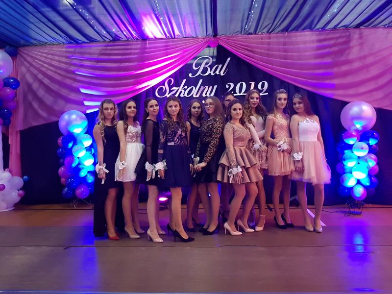 Bal Szkolny 2019 - szkolna zabawa i Polonez w wykonaniu klas gimnazjalnych.  Duża porcja zdjęć z tego wydarzenia! 