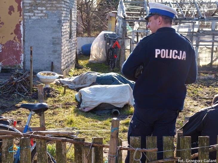 Ciała kobiety i mężczyzny znaleziono na działce. 