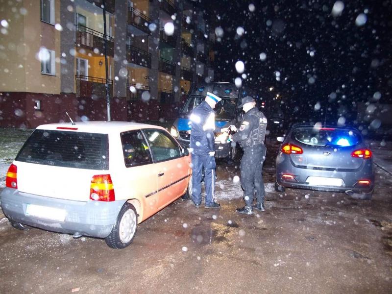 Kierowca z sądowym zakazem oraz narkotykami wpadł w ręce mundurowych.