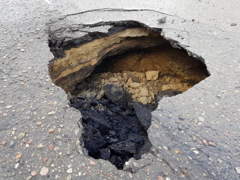 Zapadła się droga w Białogardzie.