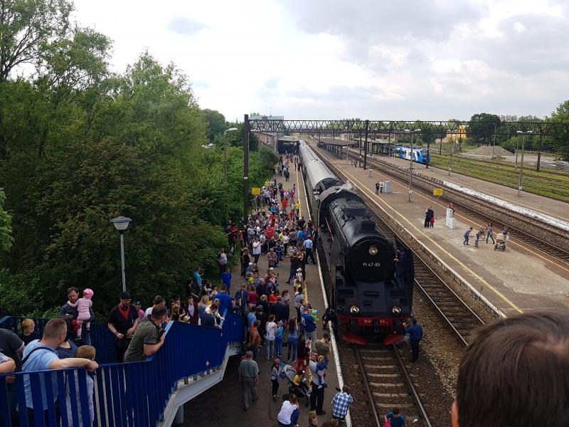 Przejazd pociągu PIRAT przez Białogard - Międzynarodowy Dzień Dziecka. 