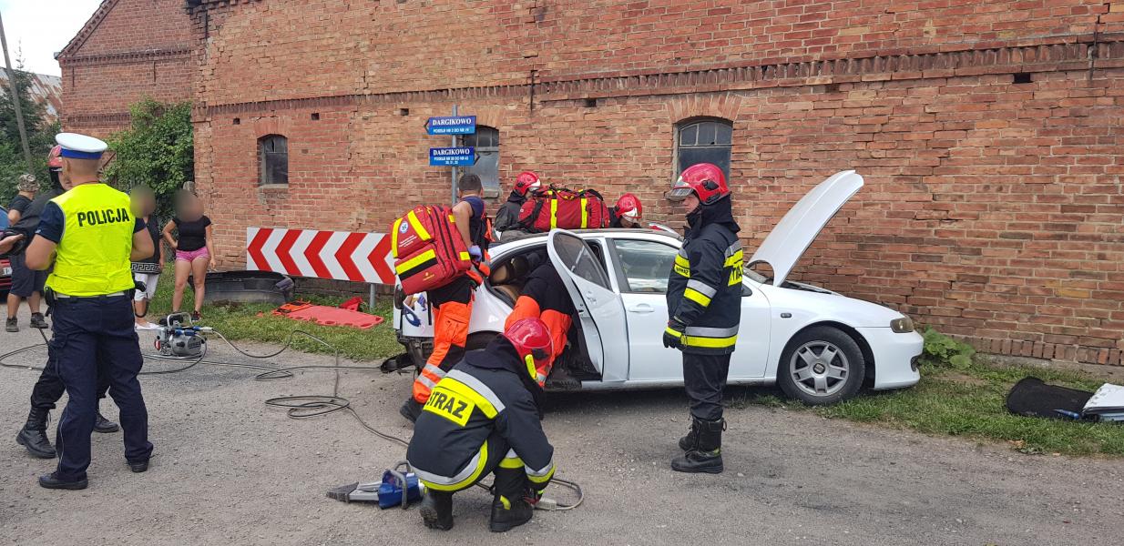 Poważny wypadek pod Białogardem - Seat z impetem uderzył w ścianę! 