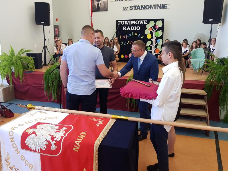 Szkoła podstawowa w Stanominie ma już swojego patrona! Fotorelacja z uroczystości. 