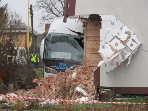 Autobus wjechał w dom 