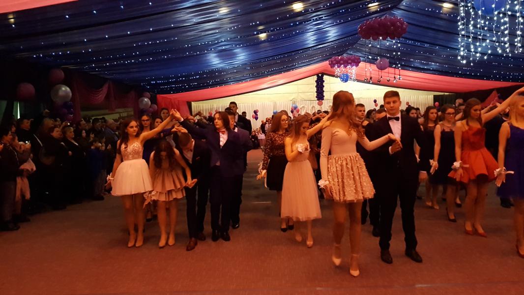 Bal Szkolny 2019 - szkolna zabawa i Polonez w wykonaniu klas gimnazjalnych.  Duża porcja zdjęć z tego wydarzenia! 