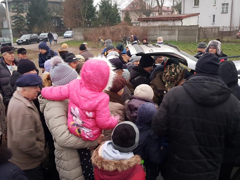 Akcja rozdawania ryb zakończyła się sukcesem, przyszło bardzo dużo osób. 
