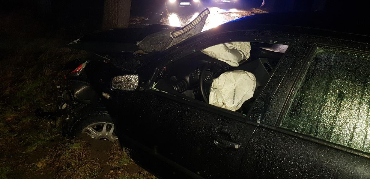 Poważny wypadek pod Białogardem! Brawurowa jazda 18 latka mogła zakończyć się tragicznie! 