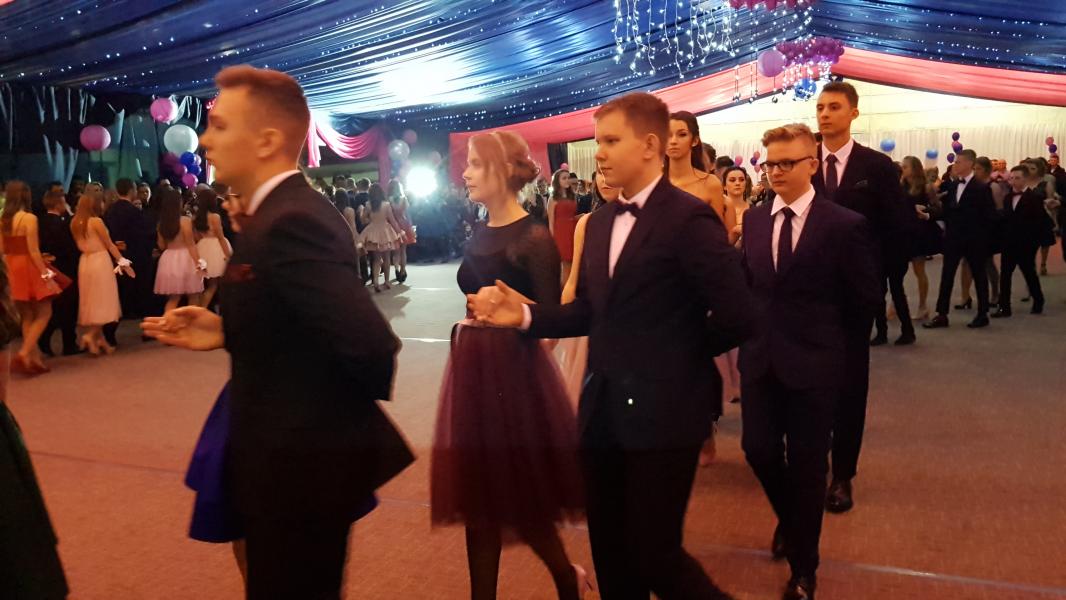 Bal Szkolny 2019 - szkolna zabawa i Polonez w wykonaniu klas gimnazjalnych.  Duża porcja zdjęć z tego wydarzenia! 