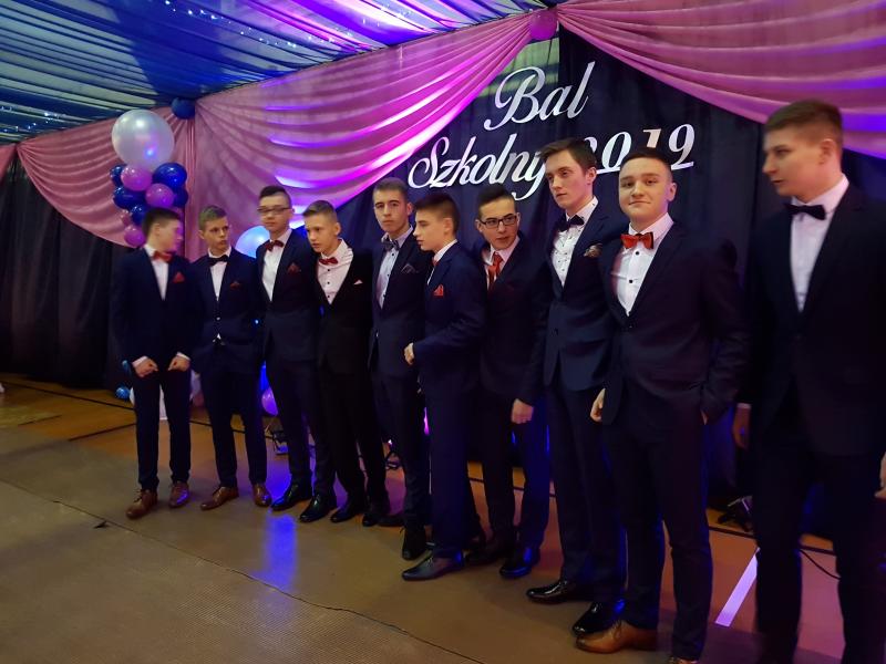 Bal Szkolny 2019 - szkolna zabawa i Polonez w wykonaniu klas gimnazjalnych.  Duża porcja zdjęć z tego wydarzenia! 