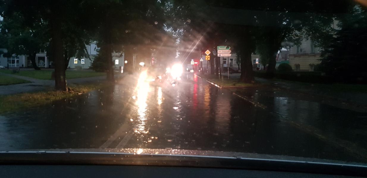 Dziesiątki powalonych drzew i zalane ulice! Strażacy walczą ze skutkami nawałnicy.