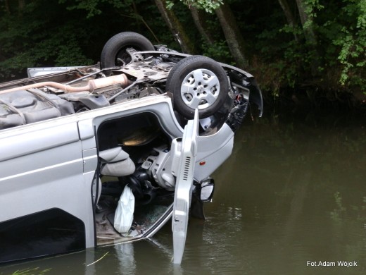 Tragiczny wypadek - Mężczyzna utonął w samochodzie