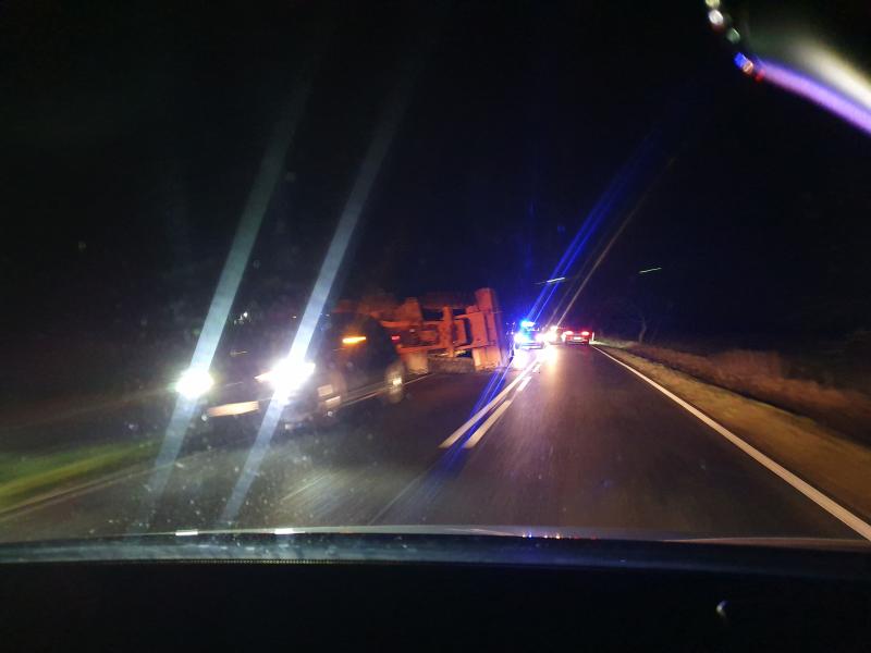 Koparko ładowarka przewróciła się na drodze - wyglądało groźnie! 