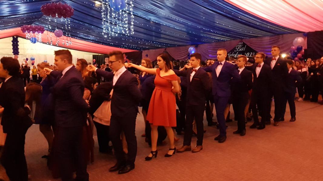 Bal Szkolny 2019 - szkolna zabawa i Polonez w wykonaniu klas gimnazjalnych.  Duża porcja zdjęć z tego wydarzenia! 