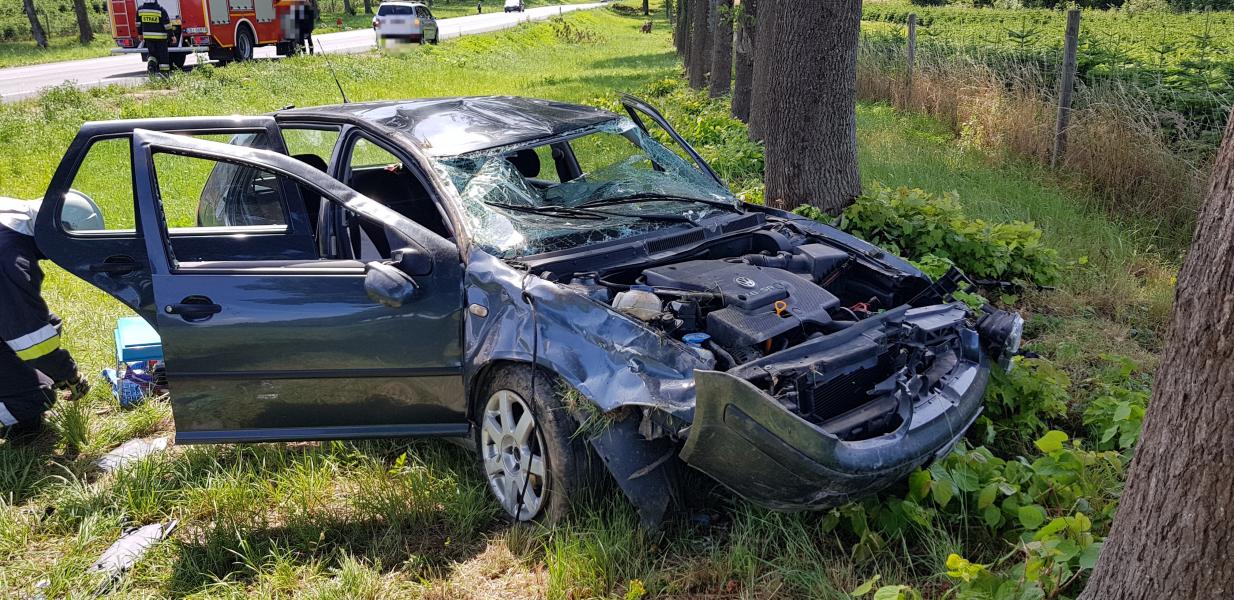 Wypadek pod Karlinem - ciężko ranny kierowca volkswagena! ZDJĘCIA  