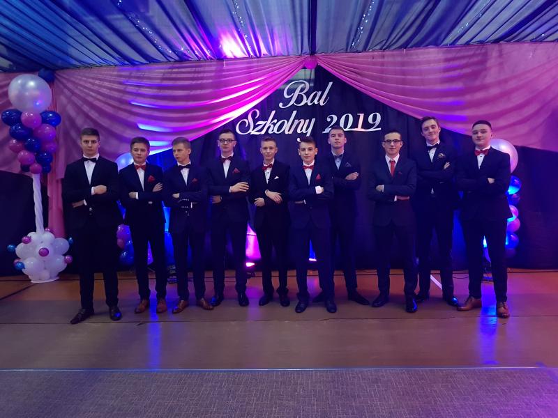 Bal Szkolny 2019 - szkolna zabawa i Polonez w wykonaniu klas gimnazjalnych.  Duża porcja zdjęć z tego wydarzenia! 