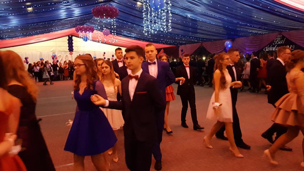 Bal Szkolny 2019 - szkolna zabawa i Polonez w wykonaniu klas gimnazjalnych.  Duża porcja zdjęć z tego wydarzenia! 