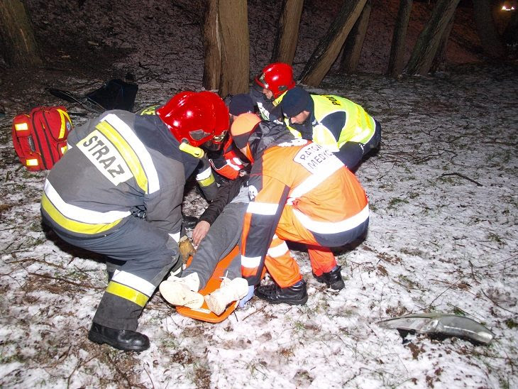 Poważny wypadek. Auto wypadło z drogi i uderzyło w drzewo.